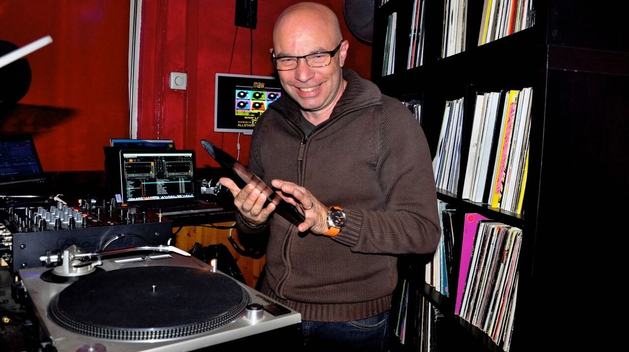 Pascal Bischof im Plattenladen mit Vinyl-Schallplatte