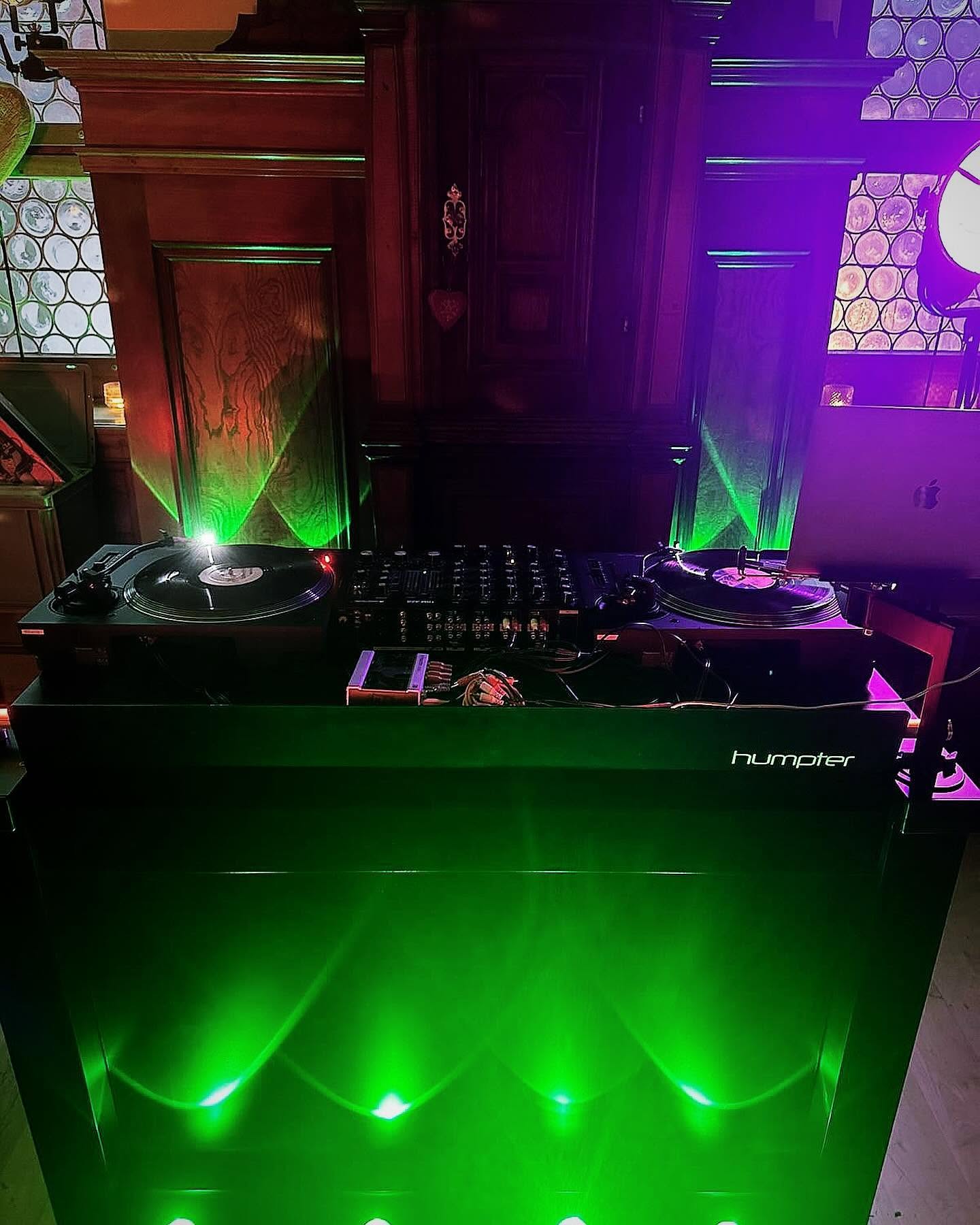 DJ-Setup mit Turntables von DJ der Bischof